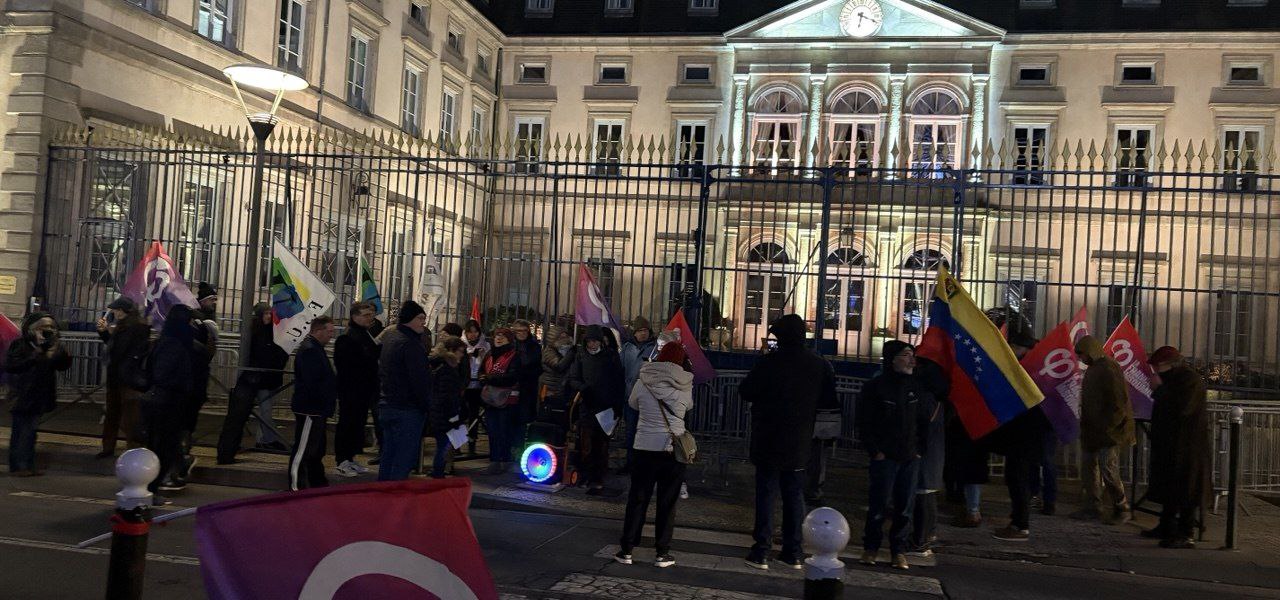 Au Puy-en-Velay, citoyens et militants dénoncent l’agression des États-Unis contre le Venezuela et appellent à la solidarité internationale.